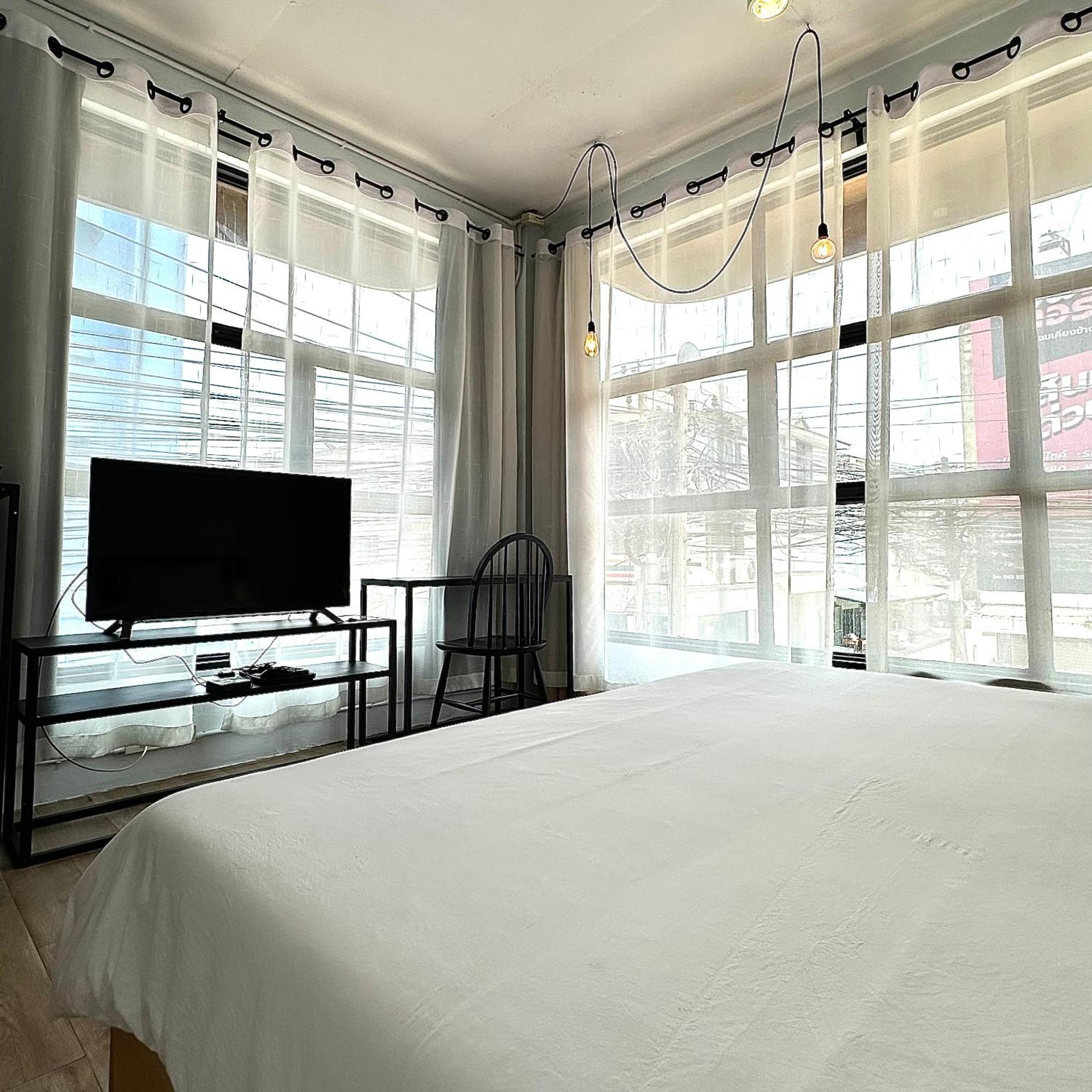 Beige Poshtels + Netflix Vandrehjem Bangkok Eksteriør billede